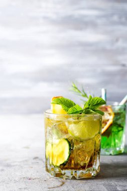 Soğuk alkollü yaz ile portakal narenciye kokteyl serinletici, nane ve salatalık buz sapsız gözlük