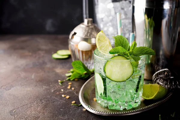 Saint Patrick's Day yeşil içecek limon ve nane ile kokteyl — Stok fotoğraf