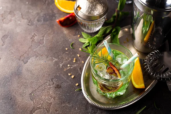 De arriba chupito de mojito cóctel con hielo y menta en vaso con paja . — Foto de Stock