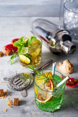 Caipirinha, Mojito kokteyl, votka veya soda kireç, nane ve saman ile iç