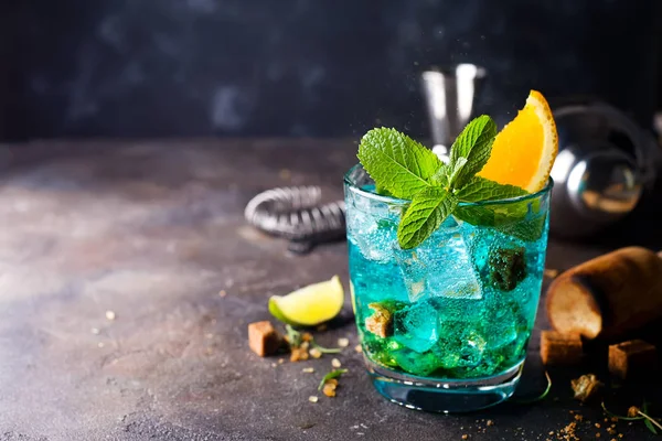 Cocktail bleu dans des verres avec glace, menthe et orange — Photo