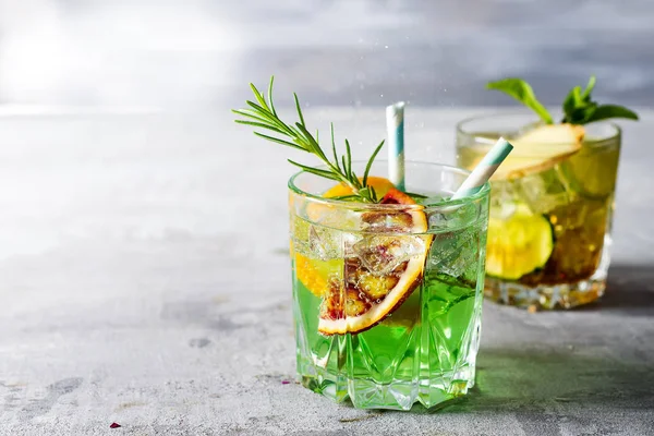 Buz, kırmızı mandarin ve biberiye gri Beton taş tablo ile tatlı ferahlatıcı Nane likörü