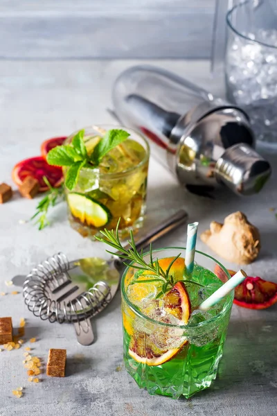 Caipirinha, Mojito kokteyl, votka veya soda kireç, nane ve saman ile iç — Stok fotoğraf