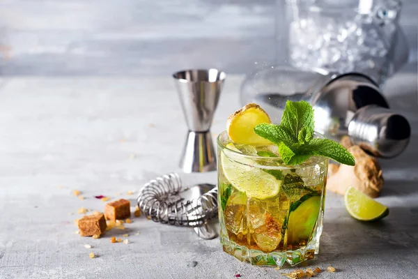 Koude en verfrissende geïnfundeerd detox water met limoen en komkommer in een glas — Stockfoto