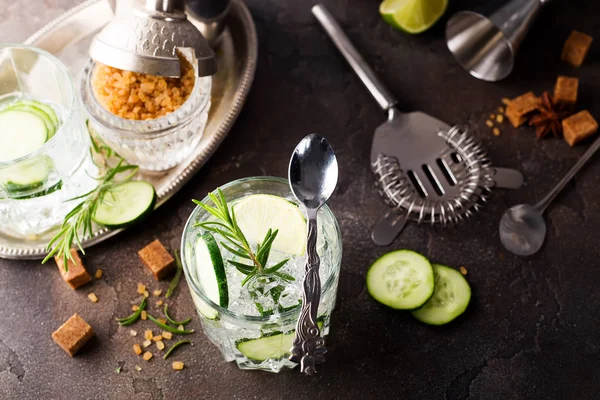 Yeşil alkol salatalık ve biberiye ile kokteyl — Stok fotoğraf