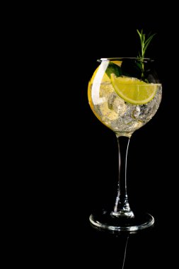 Bardak beyaz şarap ile soğuk bir kokteyl içki