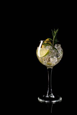 Bardak beyaz şarap ile soğuk bir kokteyl içki