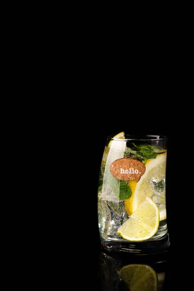 Glass of a cold cocktail drink with tonic — Stock Photo, Image