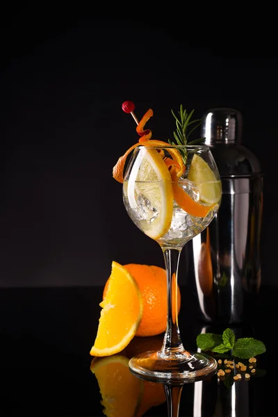 Copa de un cóctel frío con vino blanco servido con azúcar morena, naranja y coctelera — Foto de Stock