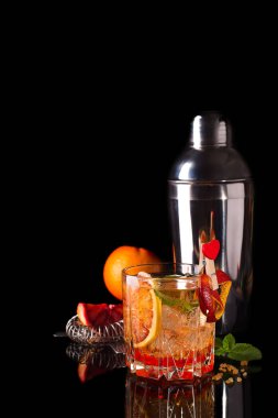 Turuncu Margarita kokteyl buz ve siyah backgorund nane ile kan ve kahverengi şeker ve Shaker ile servis