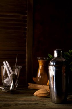 Kokteyl shaker, karıştırma, maşa ve kaşık bir kova buz ile yaz kokteyl içki kopya alanı kopya alanı ile karanlık bir ahşap tablo hazırlama