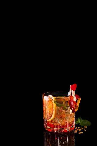 Cóctel Margarita Naranja Sangre Con Hielo Menta Aislado Backgorund Negro —  Fotos de Stock