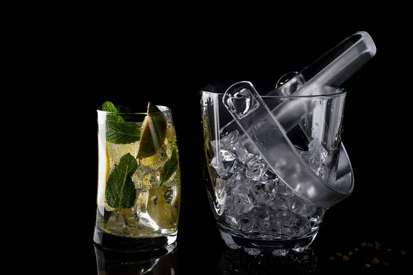 ガラスの氷のバケツと Mohito コピー スペース ブラックに分離されたガラスのカクテル — ストック写真