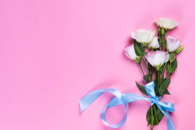 Pembe arka planda çiçek açan pembe Eustoma, düz yatıyordu. Sevgililer günü, doğum günü, anne ya da düğün kartı.