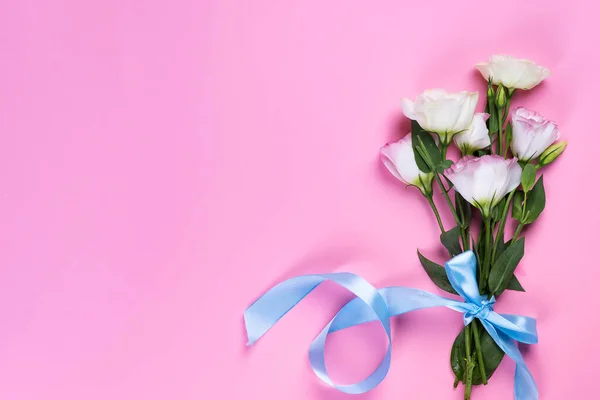 花束ピンクの背景にピンクのユーズヤ咲き、フラットレイアウト。バレンタインデー、誕生日、母または結婚式の挨拶カード — ストック写真