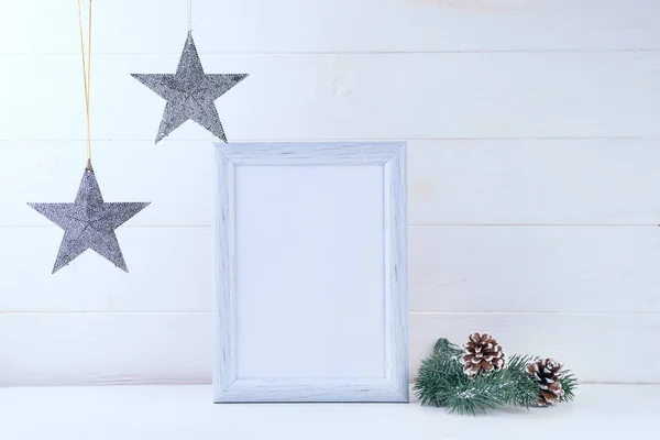 Foto modellata con cornice bianca, stelle e rami di pino su sfondo bianco in legno, copiare spazio. Concetto Natale — Foto Stock