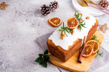 Kremalı, fındıklı ve kuru portakallı meyveli kek. Noel ve Kış Tatilleri