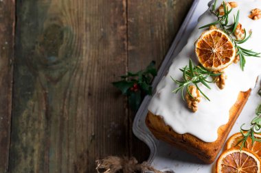 Krema, fındık, çekirdek, nar ve portakal tozlu meyveli pasta. Noel ve Kış Tatilleri Ev yapımı kek