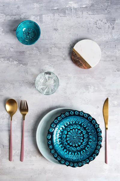Flache Platte aus Keramik und Besteck auf grauem Hintergrund. leerer Teller. , Ernährungskonzept. — Stockfoto
