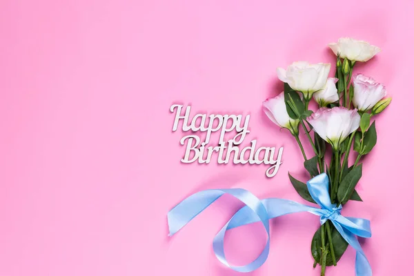 가장 작은 구성으로 유 구마 꽃 이 분홍색 배경에 있고 위를 볼 수있습니다. 생일 축하 카드 — 스톡 사진