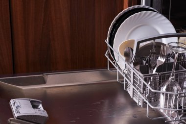 Temiz kapaklı bulaşık makinesini aç.