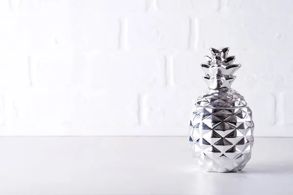 Zilveren fles ananas op witte baksteen achtergrond — Stockfoto