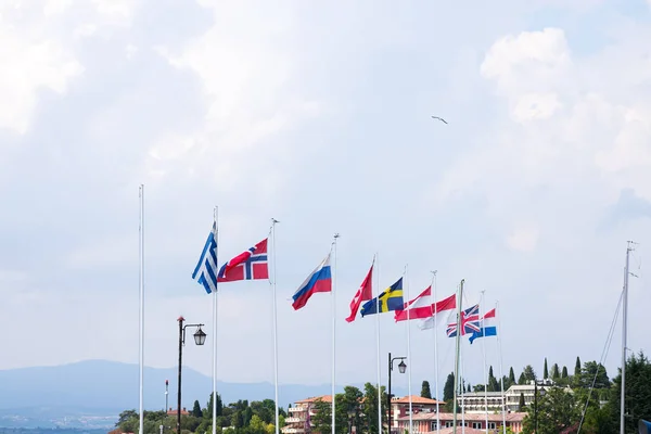 Porto sul Lago di Garda. Bandiere dei paesi europei. Paesaggio estivo. Cisano, Italia. L'Europa . — Foto Stock
