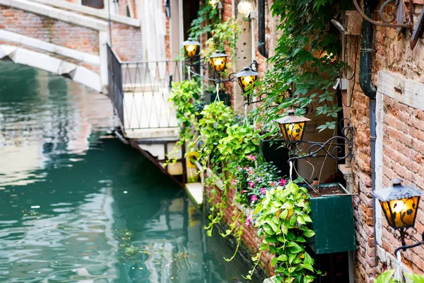 Linterna en la cafetería en un Gran Canal Venecia Italia — Foto de Stock