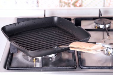 Gaz sobasında boş ızgara tavası