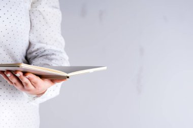 Bir kadının el ele tutuştuğu bir defter, iş konsepti kopyalama alanı