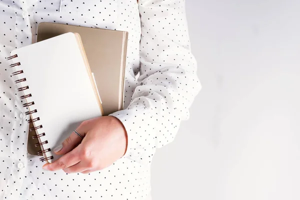 A mão de uma mulher segura nas mãos um caderno, espaço de cópia de conceito de negócio — Fotografia de Stock