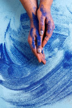 Klasik mavi parıldayan avuçlar. Mavi metalik eğilimden esinlenilmiş moda. Boşluğu kopyala