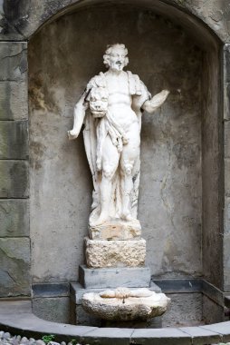 Bergamo, İtalya. 27 Temmuz 2019: Yukarı kasaba, yenilenme mimarisi Herkül Leone di Nemea heykeli, eski kasaba.