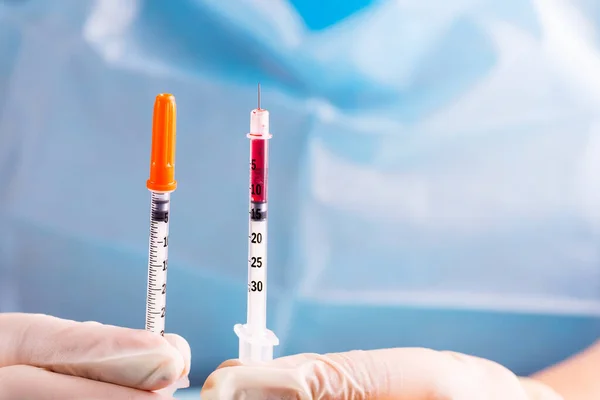 Syringe of Red Blood Test for medical research in the hands of a doctor, Concept Disease Virus, Coronavirus — Stock Photo, Image