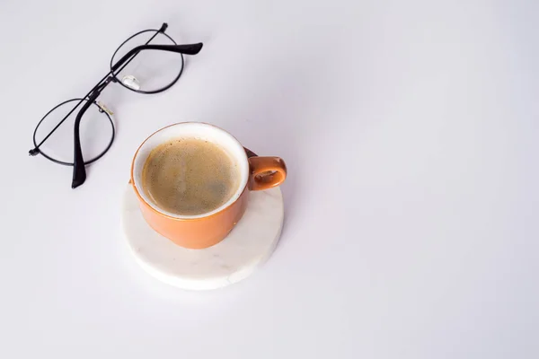 Mesa de escritorio de oficina con taza de café, bolígrafo y vasos. Vista superior con espacio de copia —  Fotos de Stock