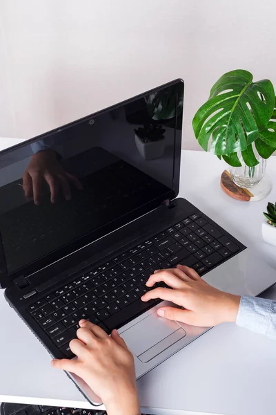 Écolier utilisant un ordinateur portable sur une table à la maison, écolier faisant des devoirs — Photo