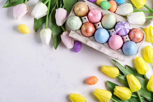Huevos de Pascua dorados en caja con tulipanes amarillos sobre fondo de mármol de piedra. Fondo de Pascua o concepto de Pascua . —  Fotos de Stock