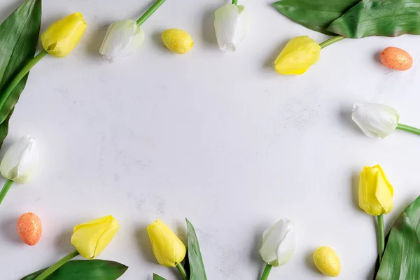 Lay plano de huevos de Pascua con tulipanes sobre fondo de mármol de piedra. Fondo de Pascua o concepto de Pascua . —  Fotos de Stock