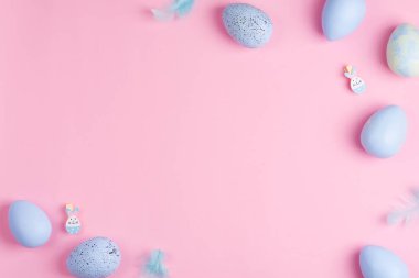 Güzel Paskalya pastel mavi yumurtalar pembe arka planda fotokopi alanı ile