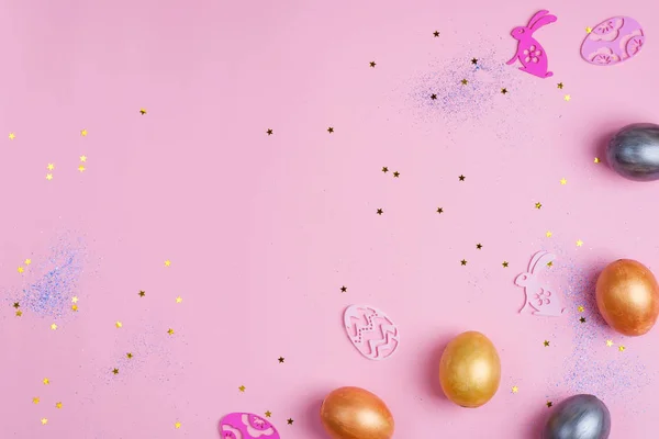 Hermosa Pascua de plata y huevos de oro sobre fondo de estrellas rosadas con espacio de copia —  Fotos de Stock
