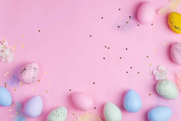 Hermosos huevos pastel de color Pascua sobre fondo de estrellas rosadas con espacio de copia —  Fotos de Stock