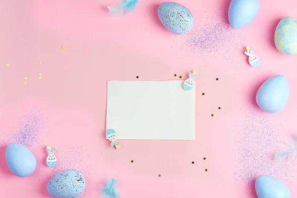 Hermosos huevos azules pastel de Pascua con hoja de papel sobre fondo de estrellas rosadas con espacio de copia —  Fotos de Stock