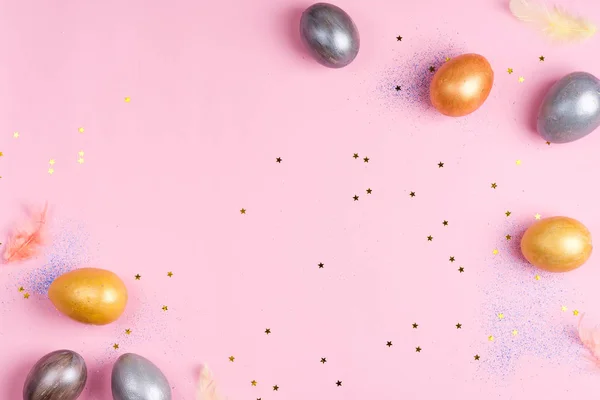Hermosa plata de Pascua y huevos de oro sobre fondo de estrellas rosadas —  Fotos de Stock