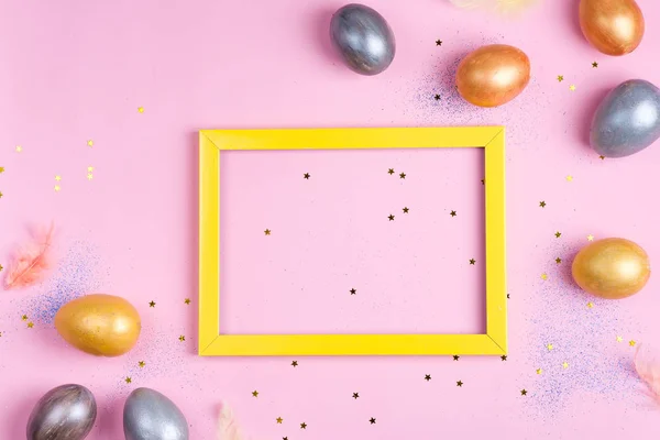 Hermosa Pascua de plata y huevos de oro con marco amarillo sobre fondo de estrellas rosadas —  Fotos de Stock