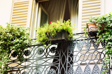 İtalya 'da çiçeklerle dolu Eski Romantik Balkon