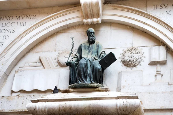 Italië, Venetië - 28 juli 2019: Bronzen beeld van de Venetiaanse patroonheilige Thomas Rangone bij het San Marco Piazza in Venetië, Italië. Hij staat bekend om het genezen van syfilis.. — Stockfoto