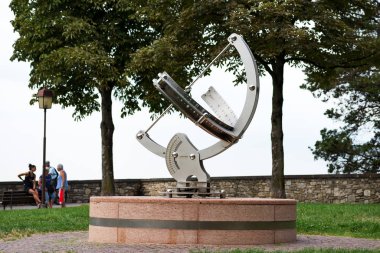 Bergamo, İtalya - 25 Temmuz 2019: Bergamo Alta kasabasında St. John teknesinin girişinin yanındaki güneş saati,