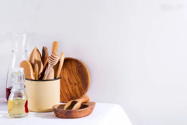 Geschirr aus Holz in Eisentasse mit Holzteller auf weißem Textiltisch. Kochgeräte. Keine Verschwendung — Stockfoto