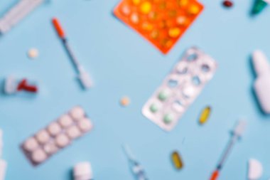 Bulanık hap ve mavi arka planda ilaçlar.