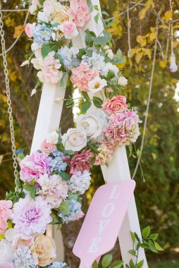 Düğün töreni için dekore edilmiş kemer süsü.